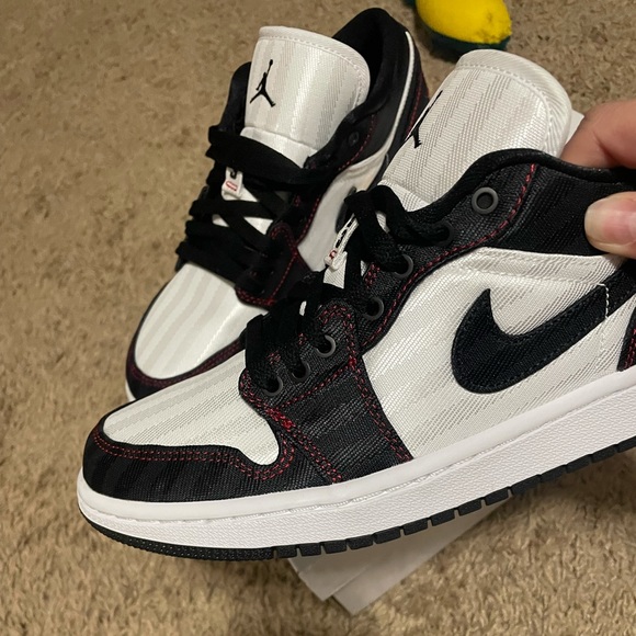 Airjordan 1 low SE *NWT* - Picture 3 of 4